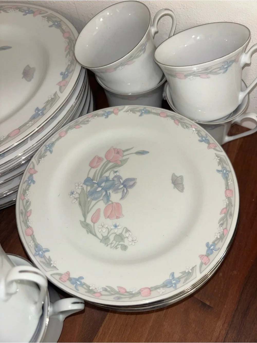 A set of vintage dishes from 1980s.